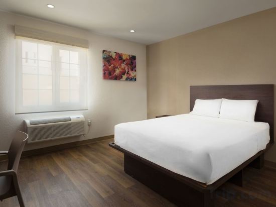 Фото Extended Suites Tijuana Macroplaza Hotel