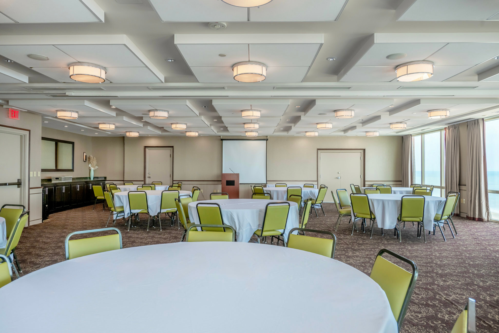 Фото Holiday Inn & Suites Virginia Beach North Beach, an Ihg Hotel