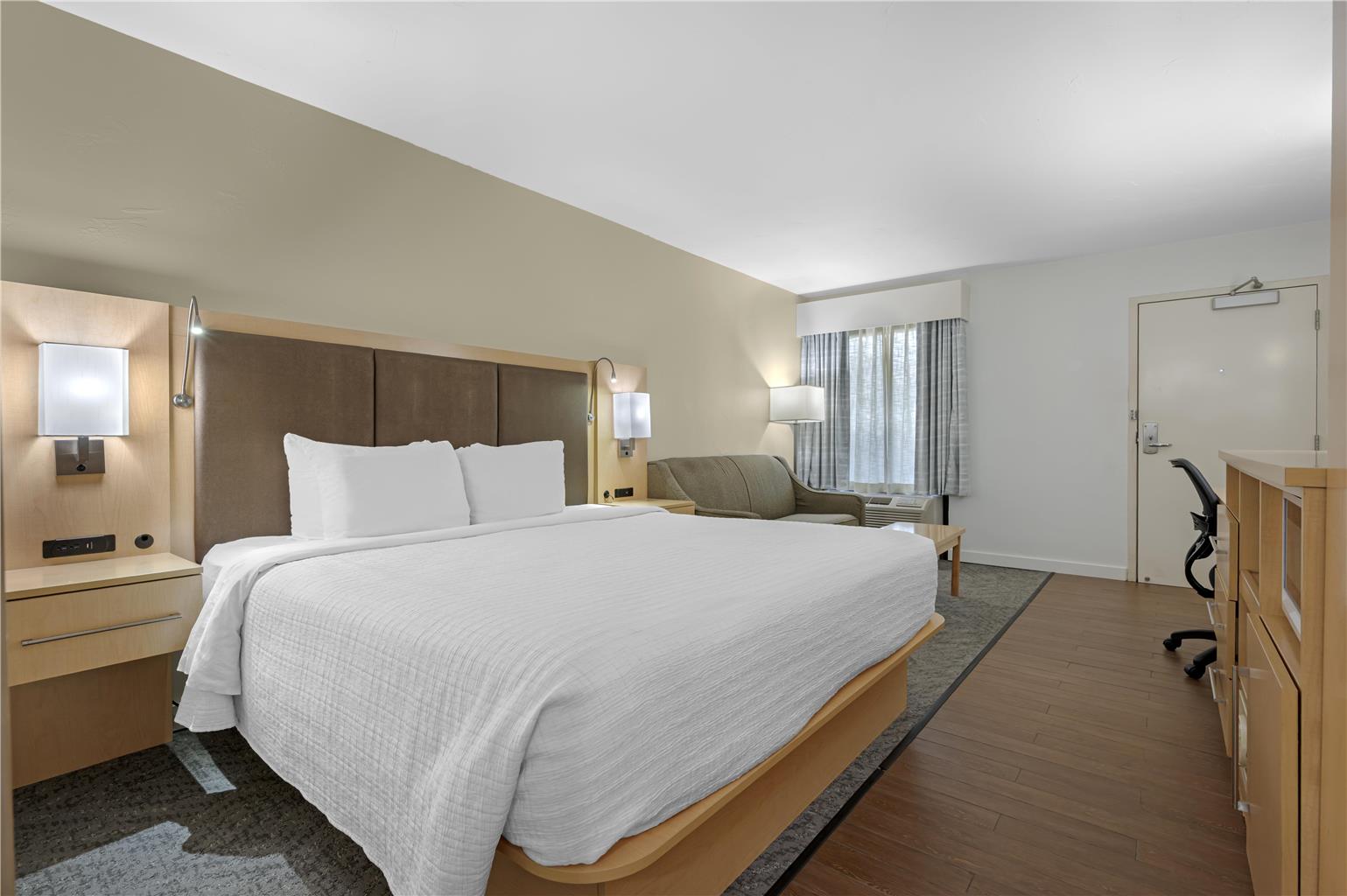 Фото Best Western Plus South Coast Inn