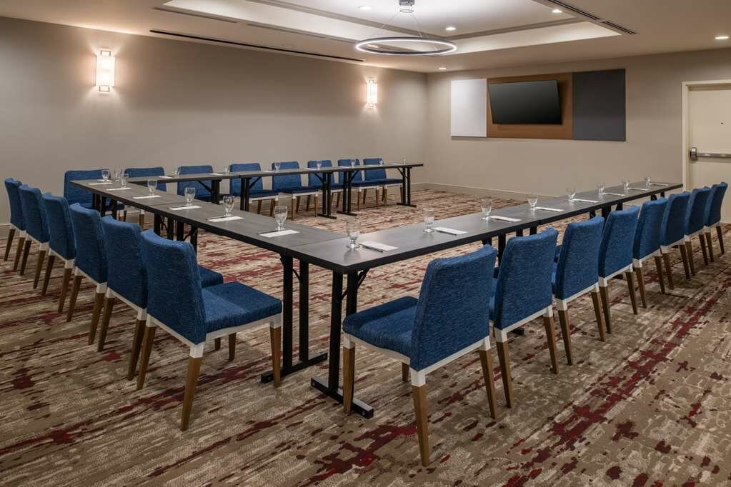 Фото Hilton Garden Inn Fontana
