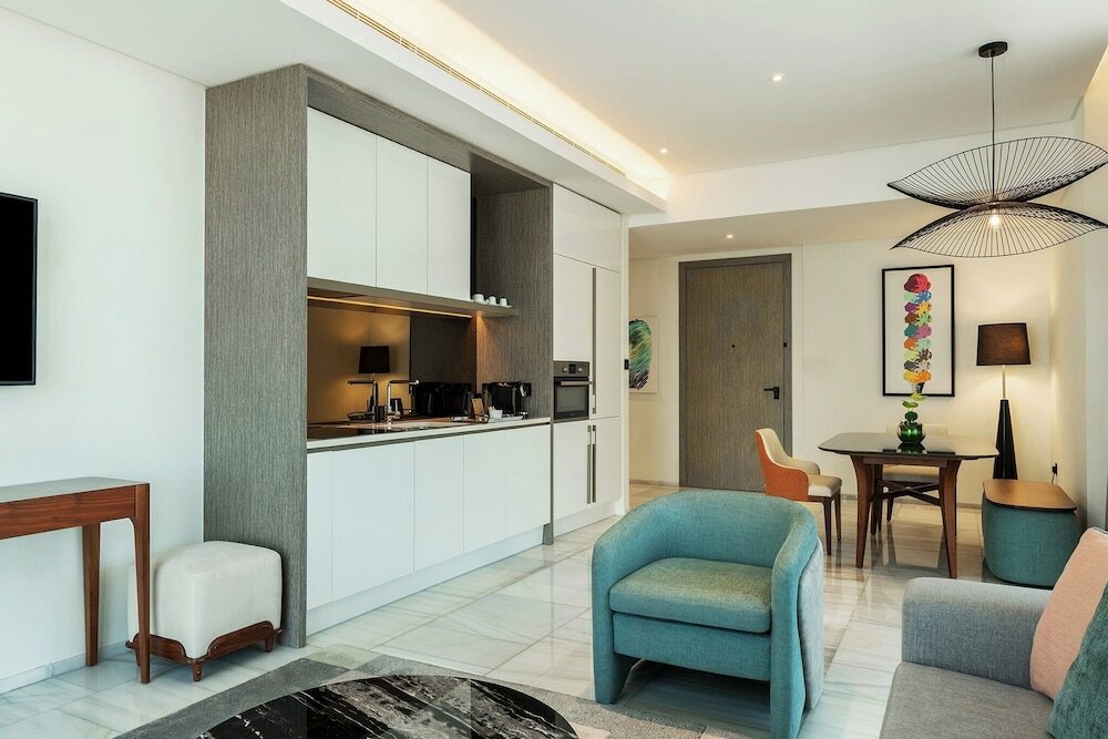 Фото Th8 Palm Dubai Beach Resort by IHG Dubai