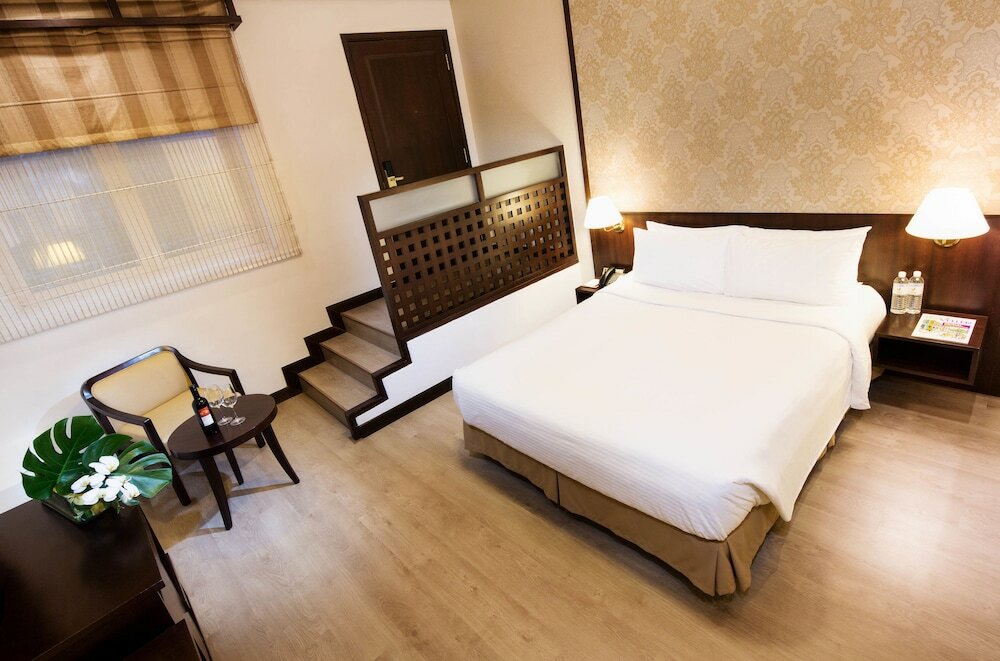 Фото Village Hotel Albert Court by Far East Hospitality