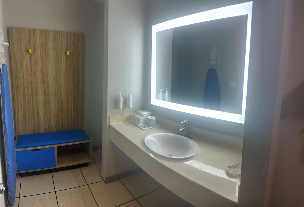 Фото Days Inn & Suites by Wyndham Tampa near Ybor City