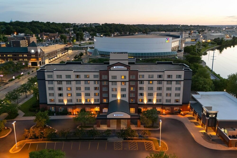 Фото Wyndham Moline on John Deere Commons