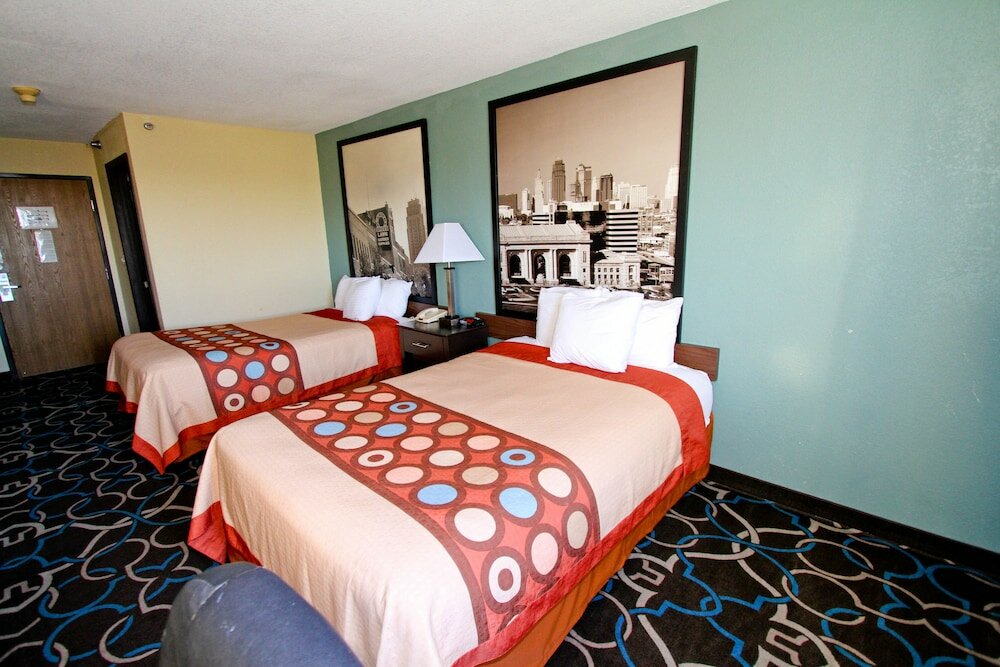 Фото Super 8 by Wyndham Kansas City