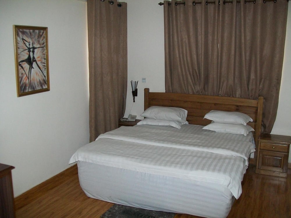 Фото Ampomaah Hotel