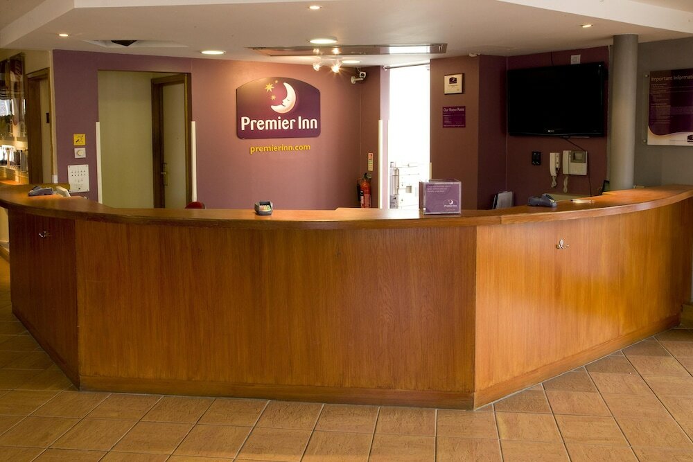 Фото Premier Inn London Putney Bridge