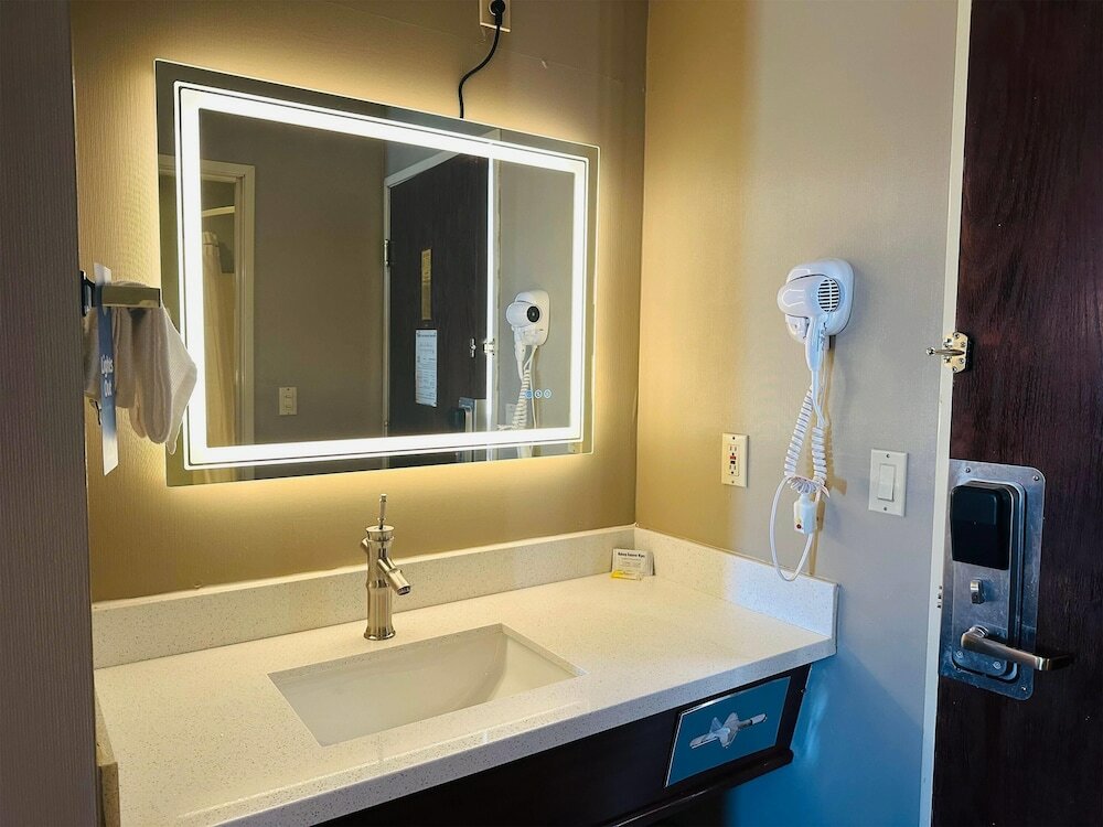 Фото Days Inn by Wyndham Seatac Airport