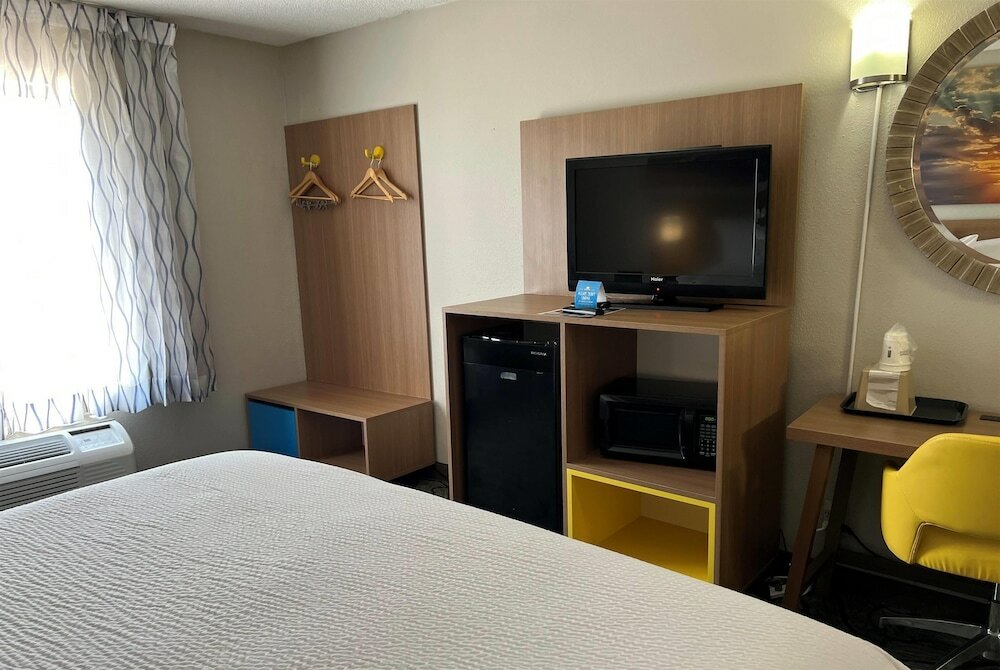 Фото Days Inn by Wyndham West Des Moines Clive