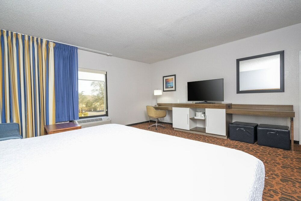 Фото Hampton Inn Spring Hill