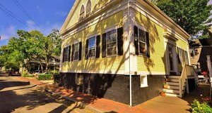 Гостиница Languedoc Inn & 3 Hussey St Guest House