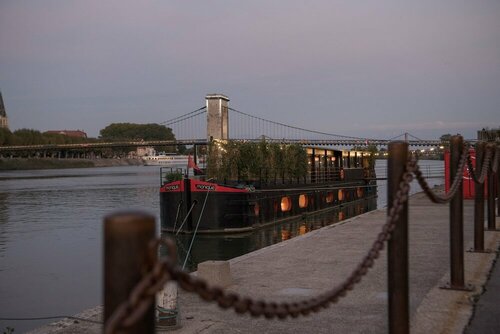 Гостиница La Peniche - Bed And Bicycle - Tournon в Валансе