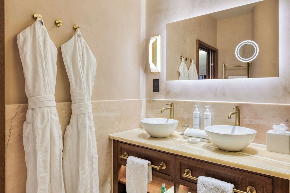 Фото The Trafalgar St. James London, Curio Collection by Hilton