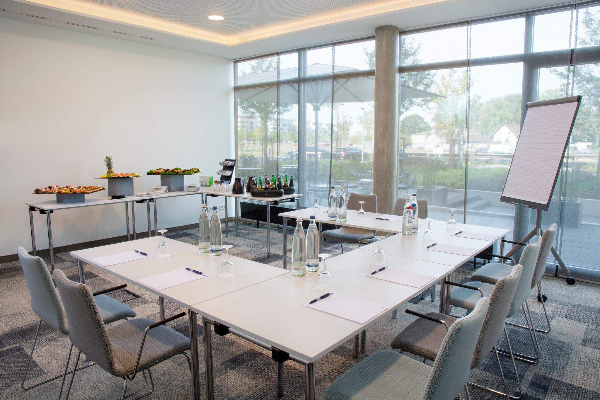 Фото Holiday Inn Express Karlsruhe - City Park, an Ihg Hotel