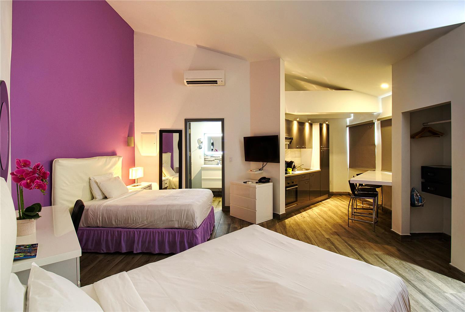 Фото Commodore Suites