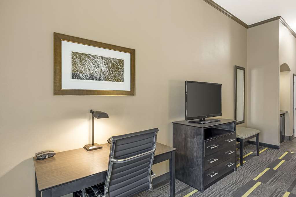 Фото Best Western Plus Emerald Inn & Suites