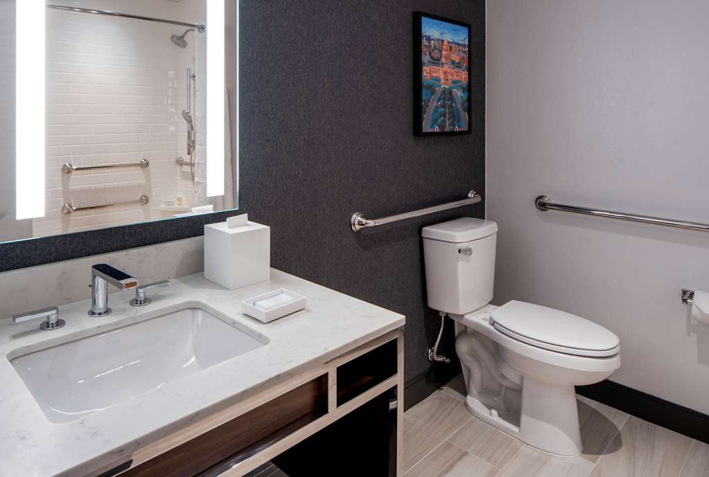 Фото Hilton Garden Inn Austin University Capitol District