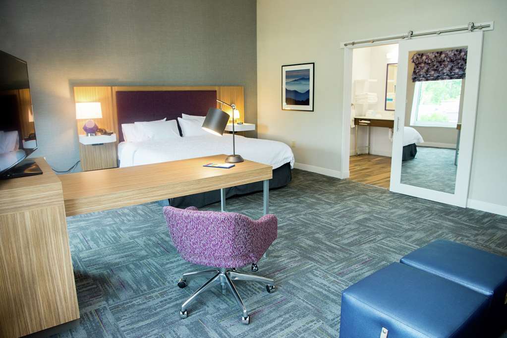 Фото Hampton Inn & Suites by Hilton Warrington Horsham
