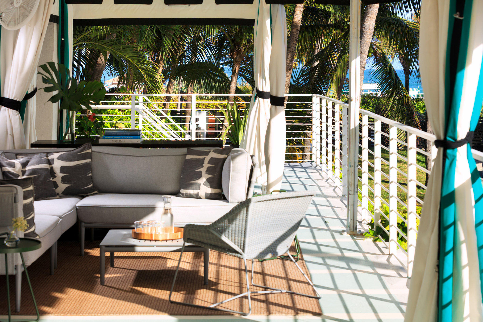 Фото Kimpton Surfcomber Hotel, an Ihg Hotel