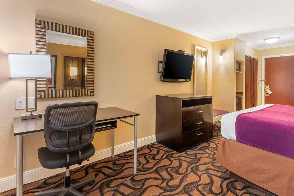 Фото Best Western Plus Airport Plaza