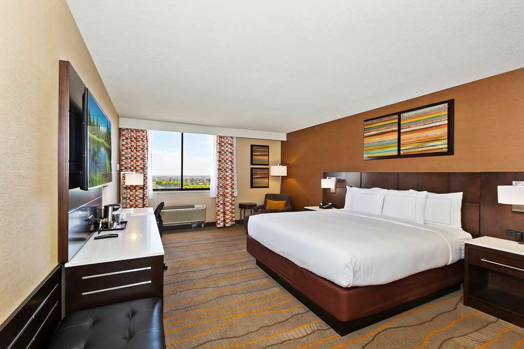 Фото Doubletree by Hilton Whittier Los Angeles