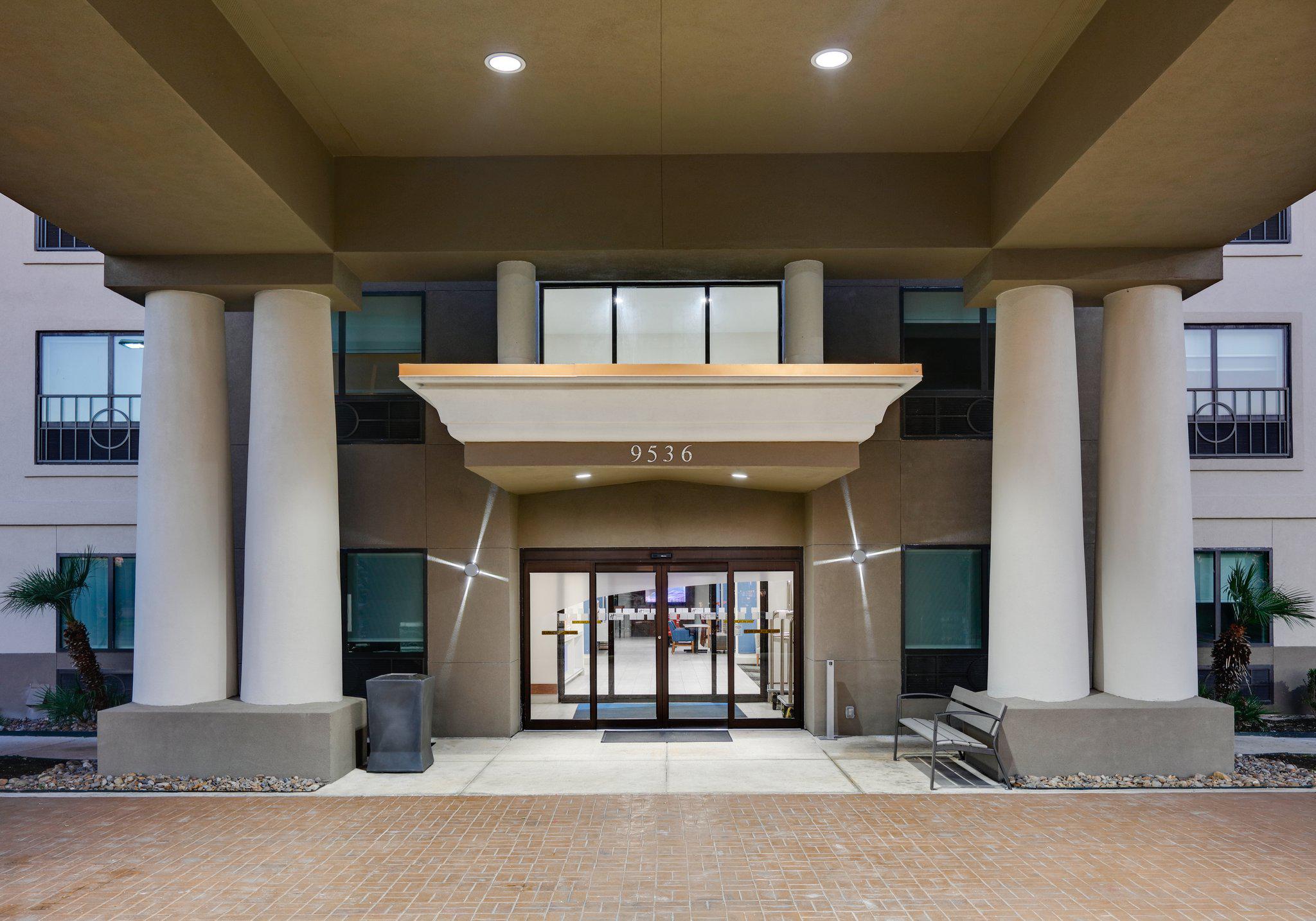 Фото Holiday Inn Express Hotel & Suites Near Seaworld, an Ihg Hotel