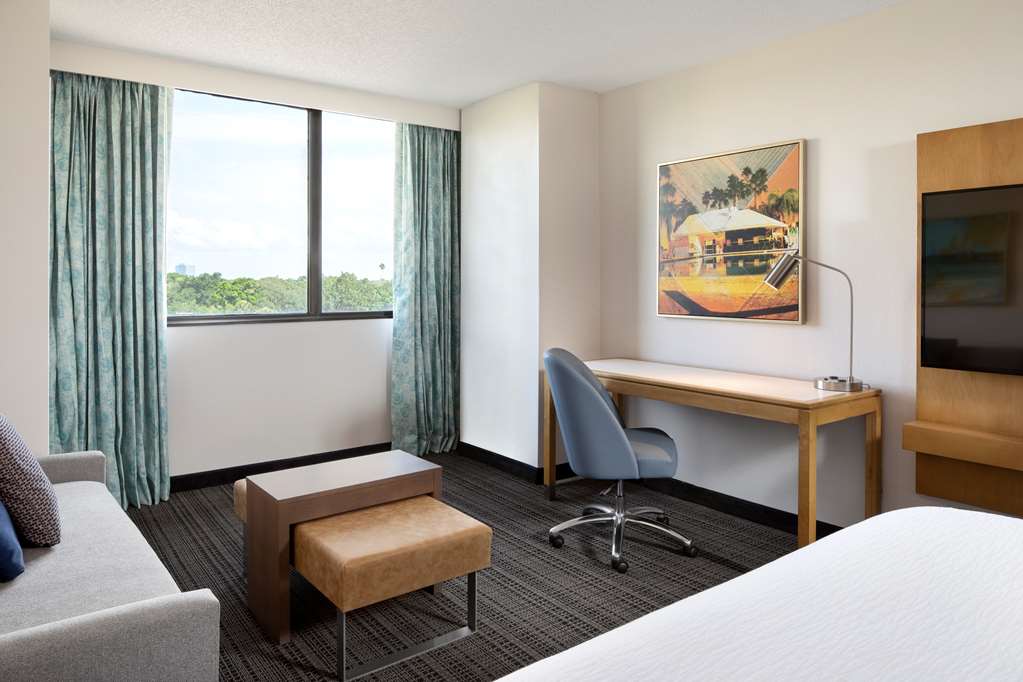 Фото Embassy Suites by Hilton Tampa Airport Westshore