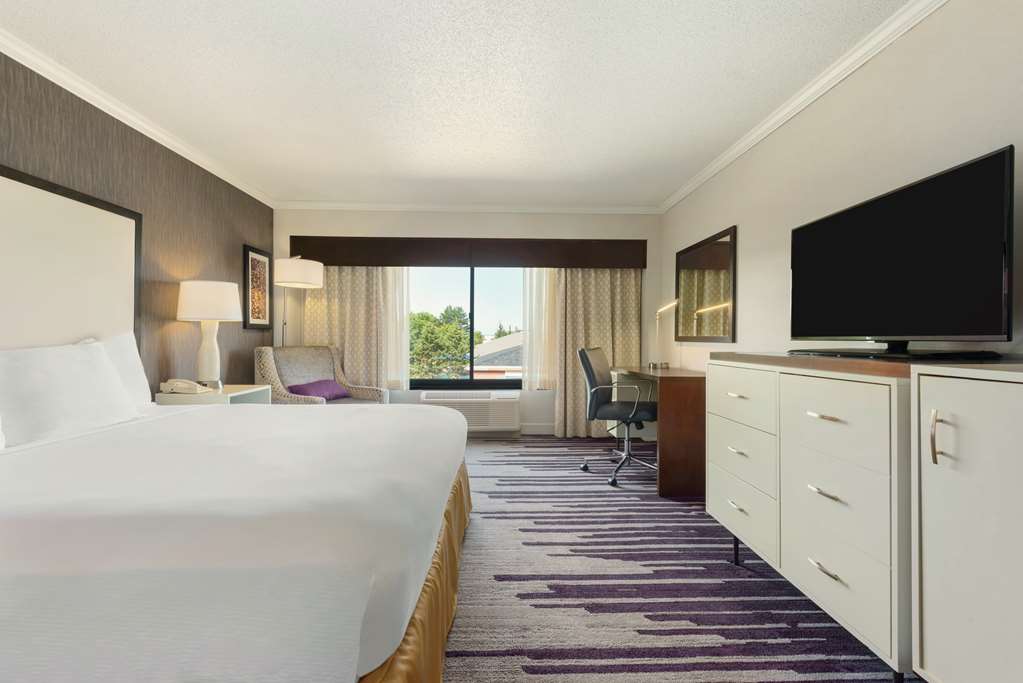 Фото DoubleTree by Hilton Milwaukee - Brookfield