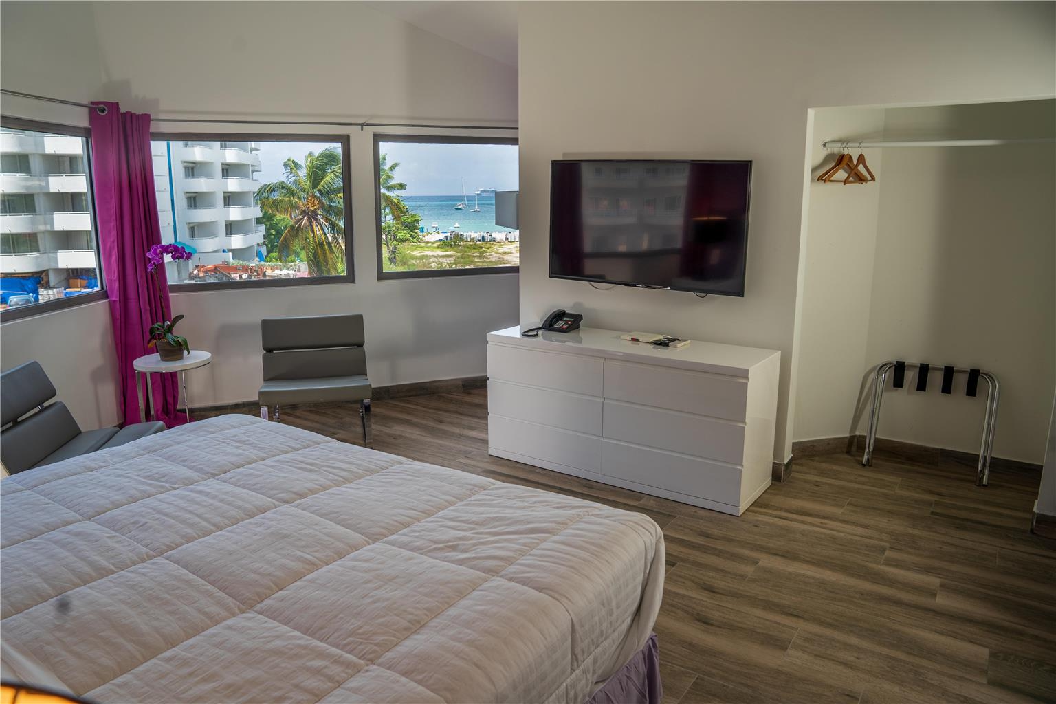 Фото Commodore Suites