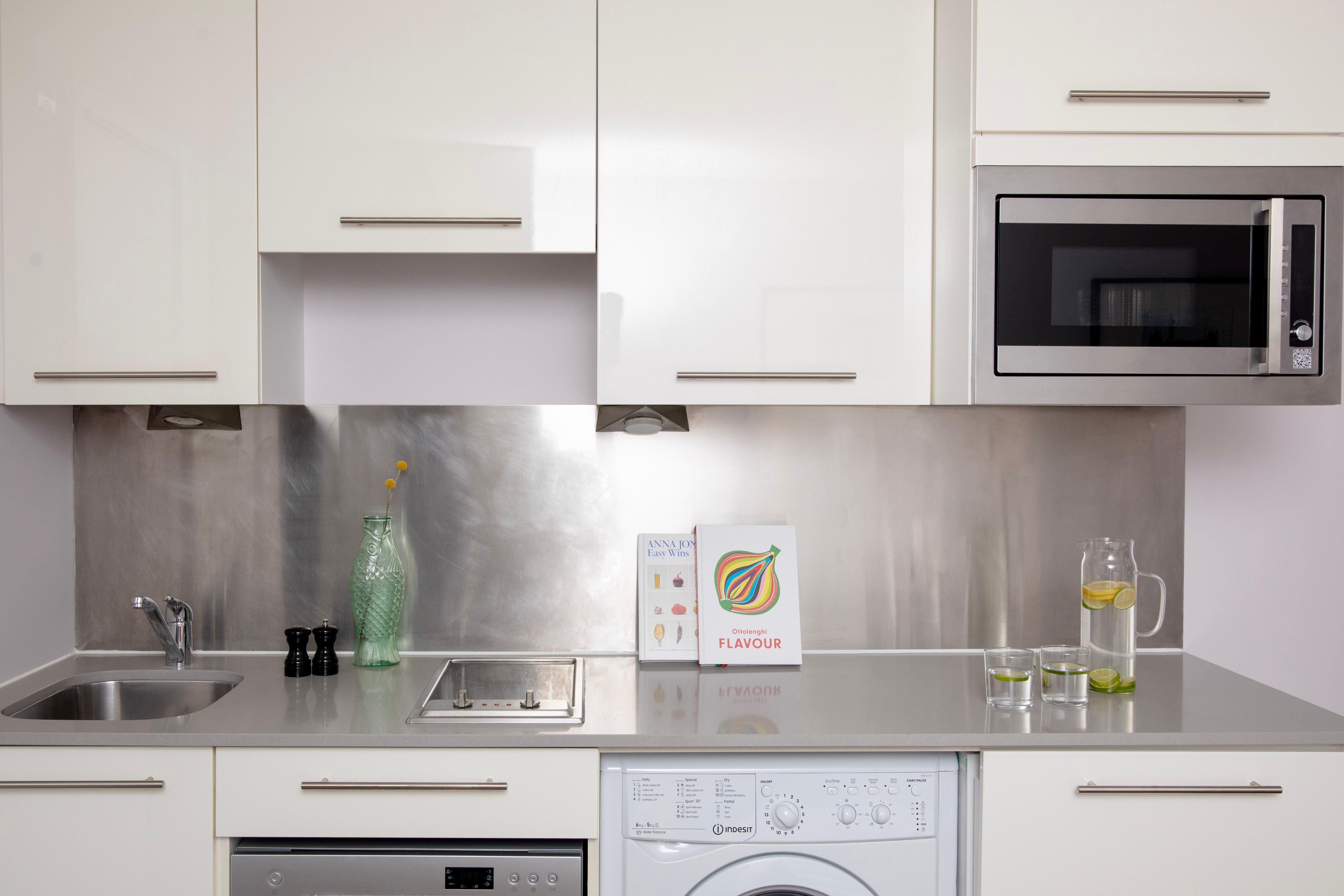 Фото Bob W Tower Hill Studios