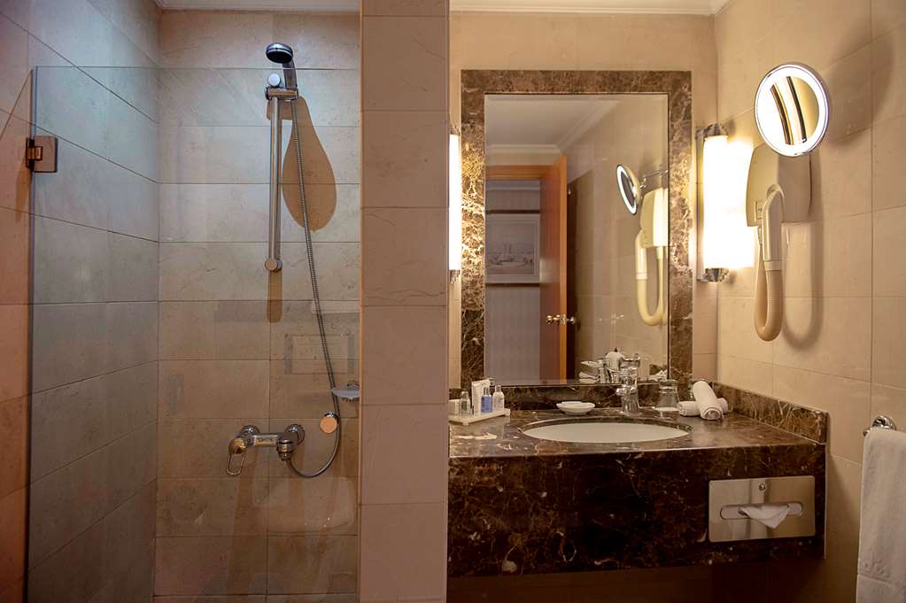 Фото Radisson Blu Martinez Hotel, Beirut