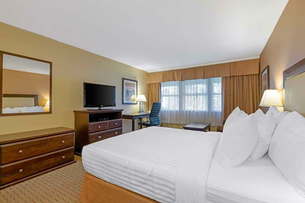 Фото Best Western Plus Emerald Isle Hotel