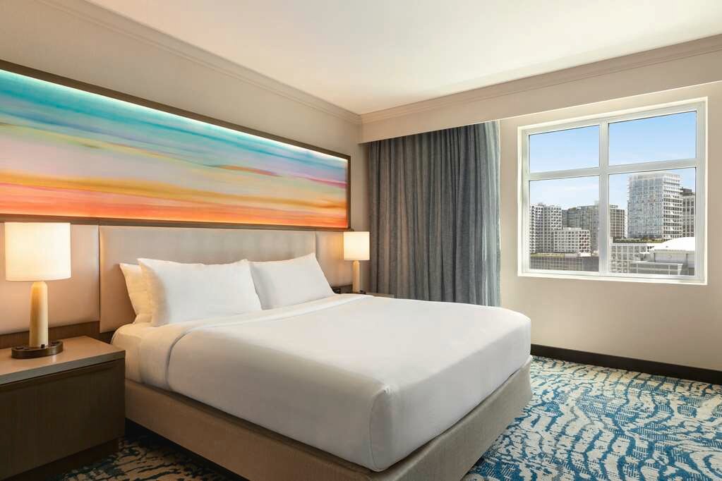 Фото Embassy Suites Tampa Downtown