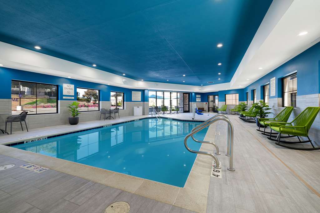 Фото Hampton Inn & Suites Marina