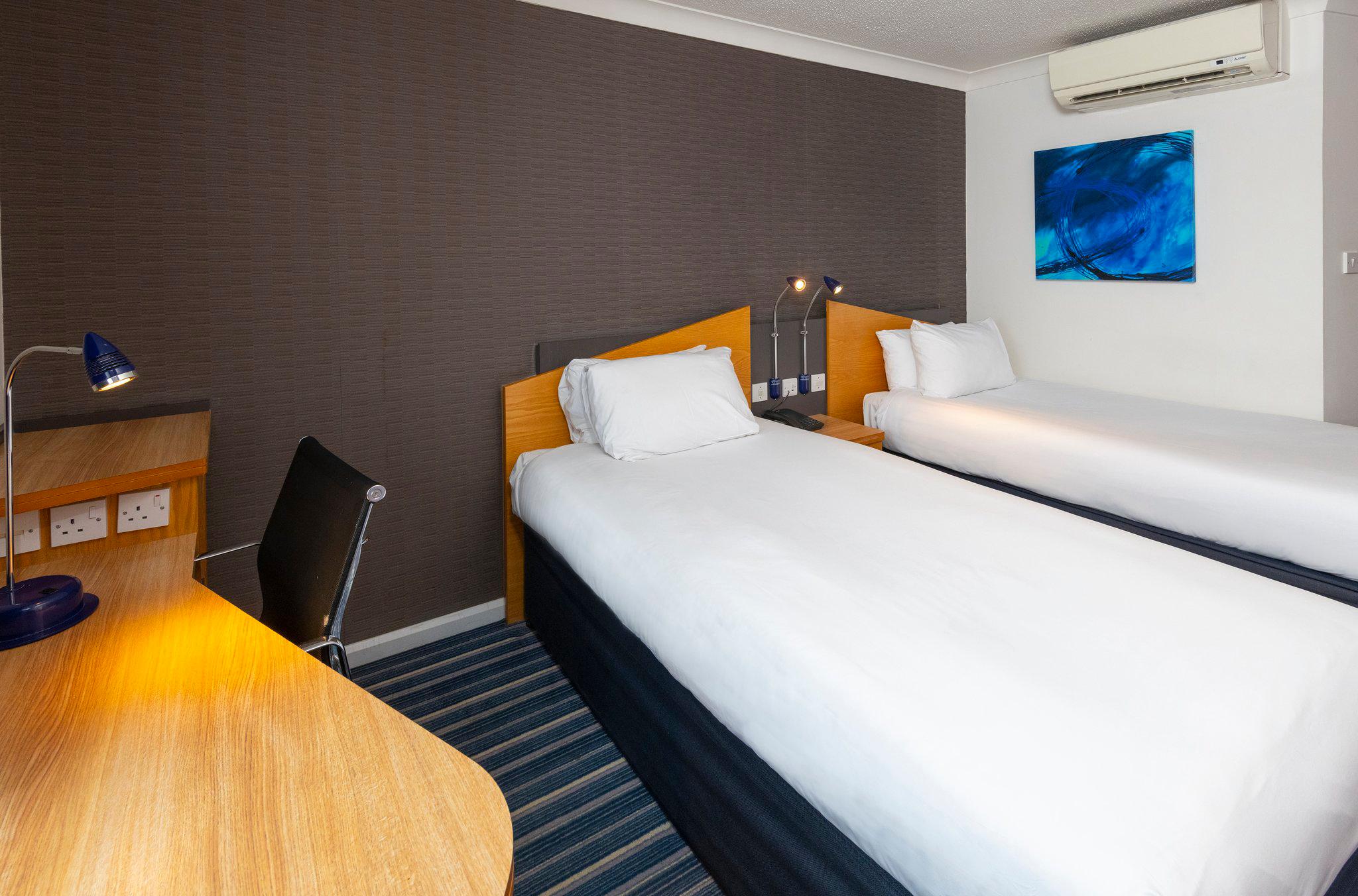 Фото Holiday Inn Express London Chingford