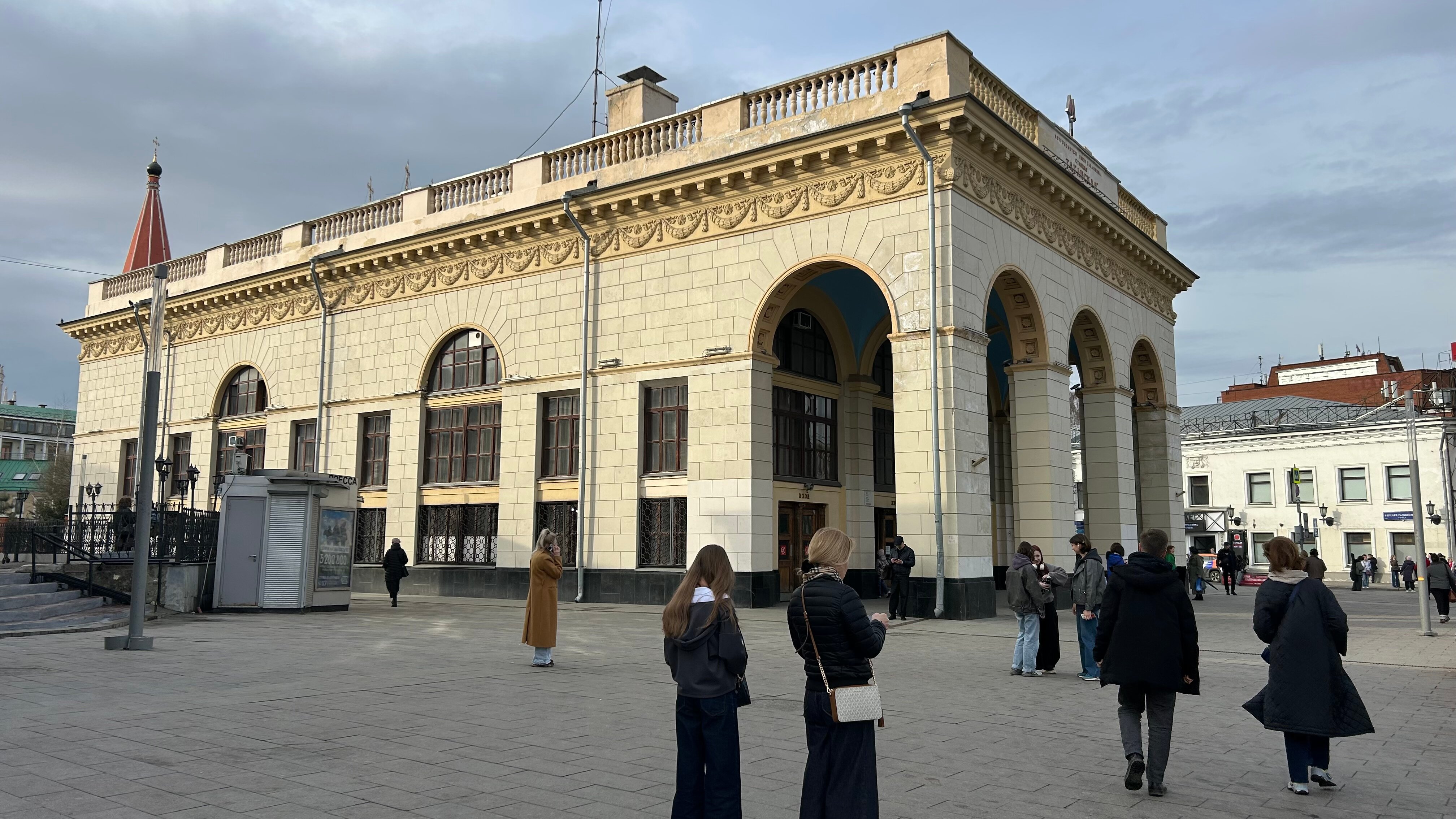 Суд отправил на принудительное лечение женщину, толкнувшую ребенка в метро