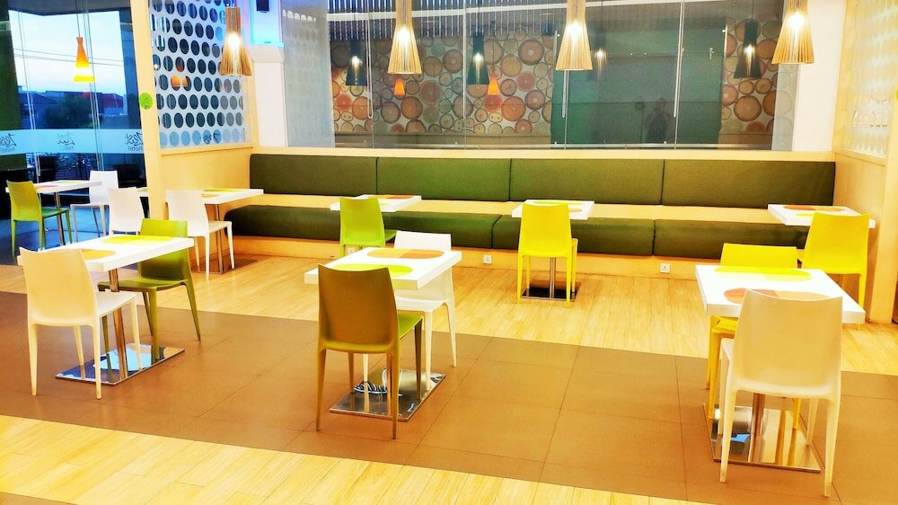 Фото Zest Jemursari by Swiss-Belhotel International