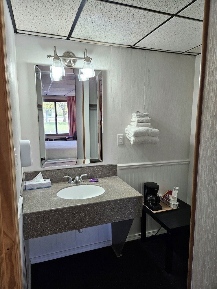 Фото Knights Inn Mackinaw City