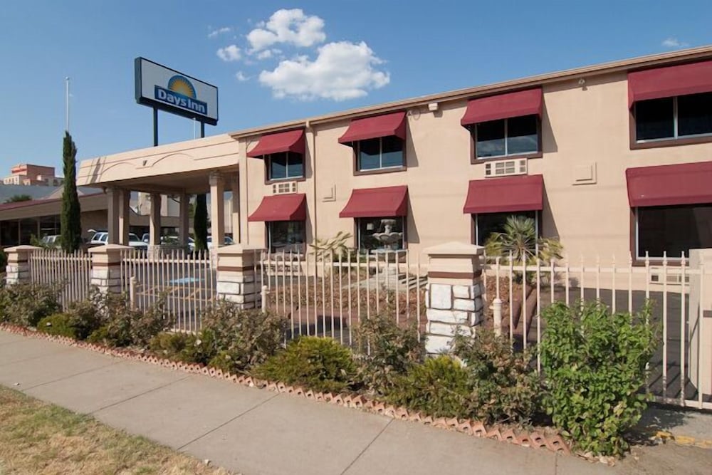 Фото Days Inn by Wyndham Market Center Dallas Love Field