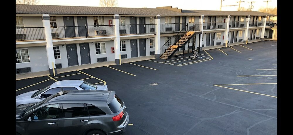 Фото Deluxe Inn & Suites By OYO Miami OK