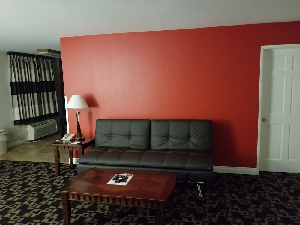 Фото Ramada by Wyndham Oceanside