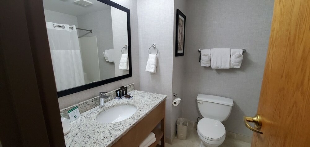 Фото Wingate by Wyndham Lethbridge