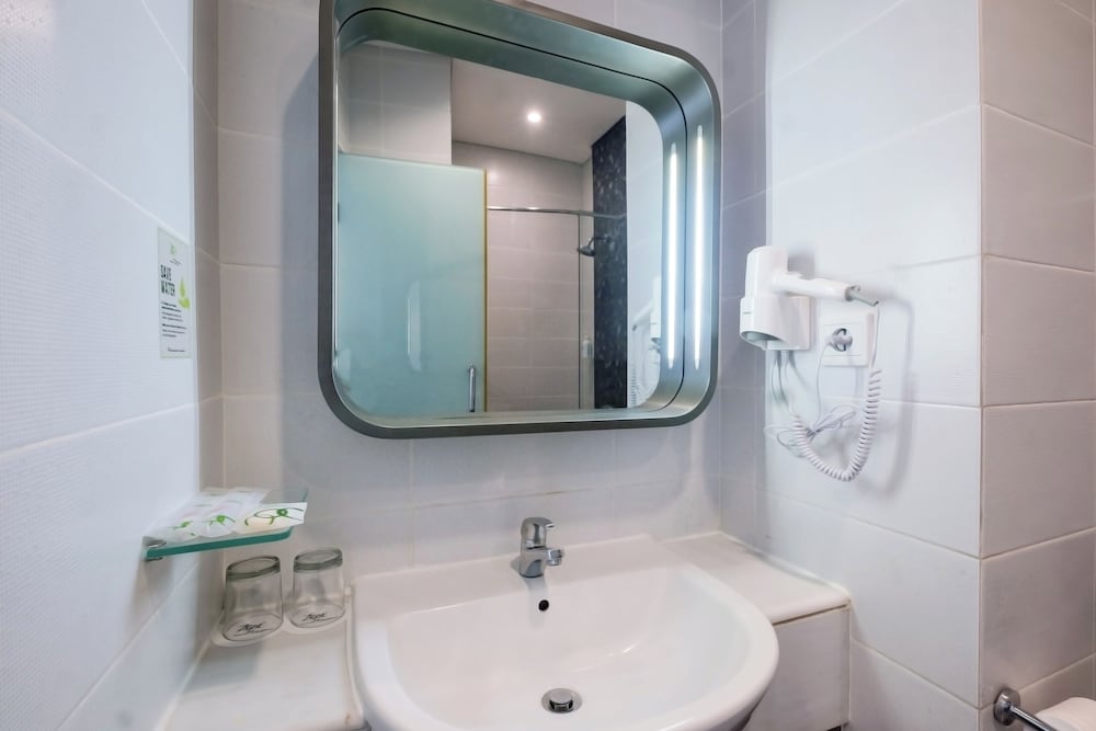 Фото Zest Jemursari by Swiss-Belhotel International