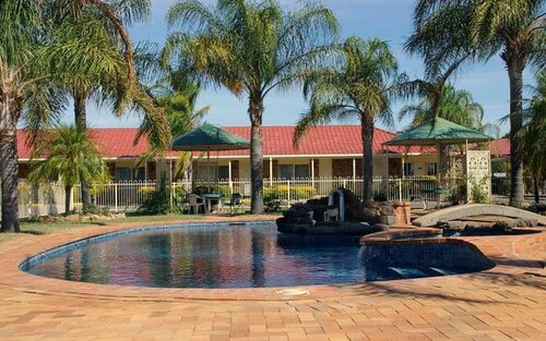 Гостиница Pines Country Club Motor Inn в Шеппартоне