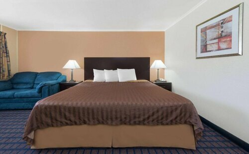 Гостиница Silver Spur Vintage Inn & Suites в Додж-Сити
