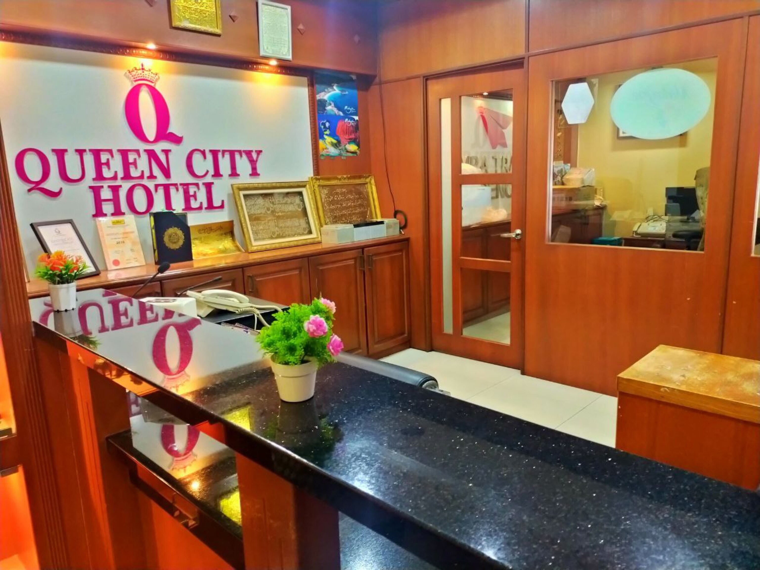Фото Oyo 998 Queen City Hotel