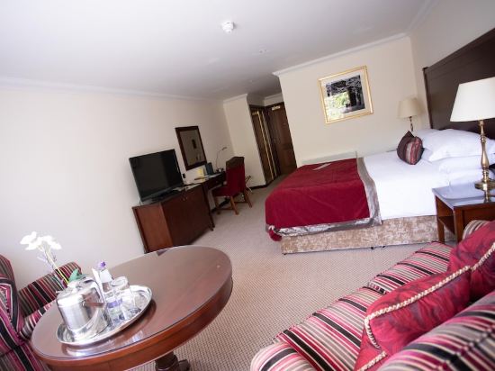 Фото Macdonald Norwood Hall Hotel