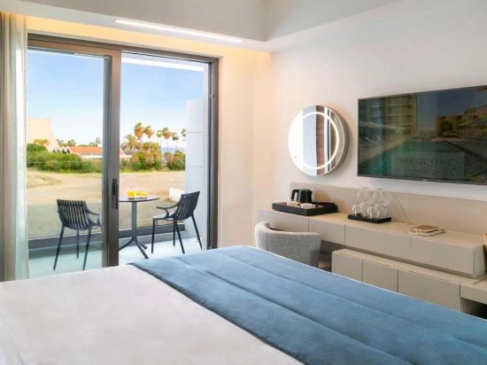 Фото Mercure Larnaca Beach Resort