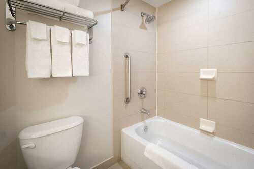 Гостиница Holiday Inn Express Hotel & Suites Kingston в Кингстоне