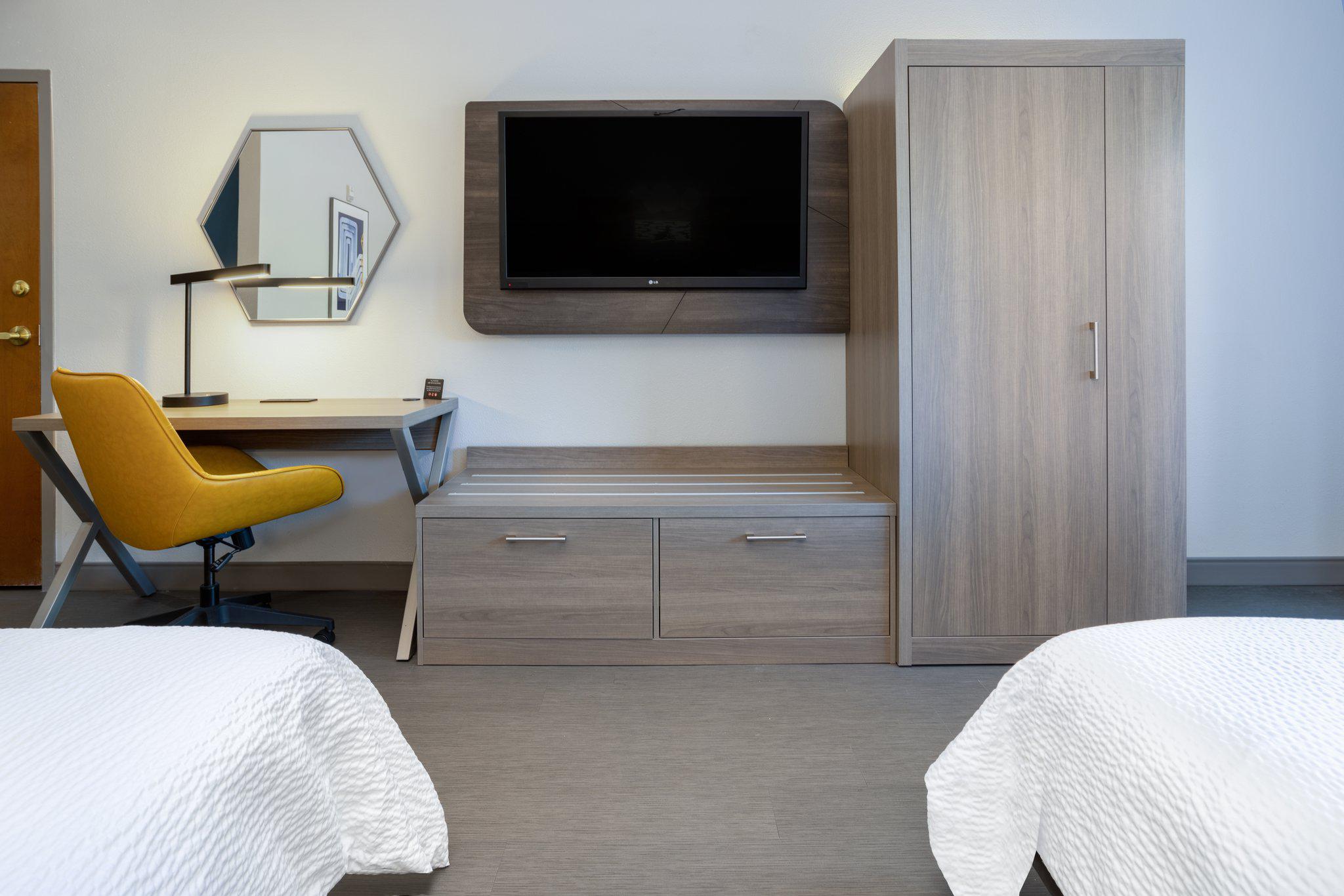 Фото Holiday Inn Express & Suites Tampa I 75 Bruce B. Downs